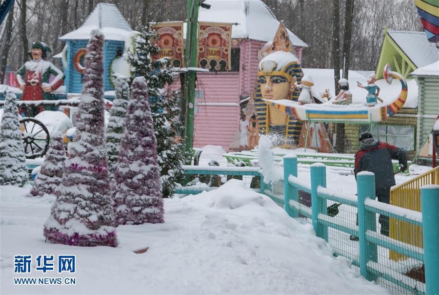 11��29�գ��ڶ���˹�׶�Ī˹��÷��ϣ�����Ļ������й�԰��������Ա��������԰��·���ѩ�� �»���/������ 