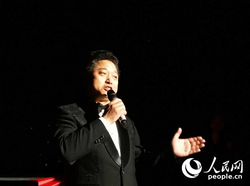 梁召今演唱《今夜无人入睡》.孙立极摄