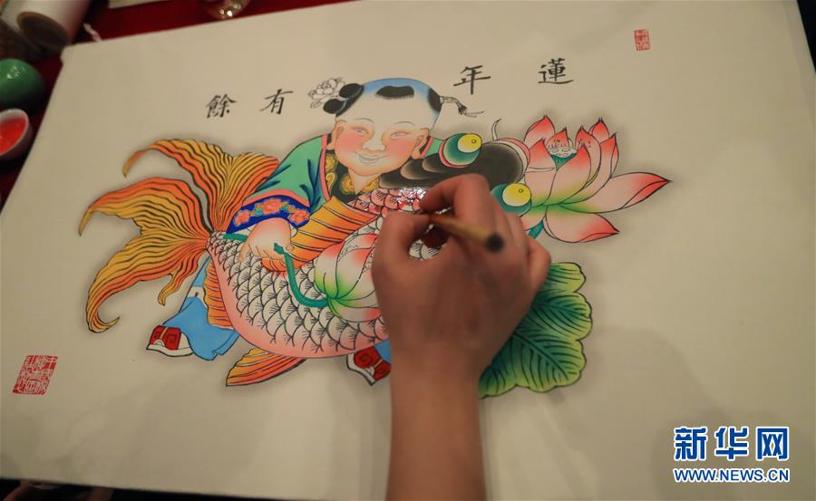 天津杨柳青木版年画传承人何舒然现场创作年画