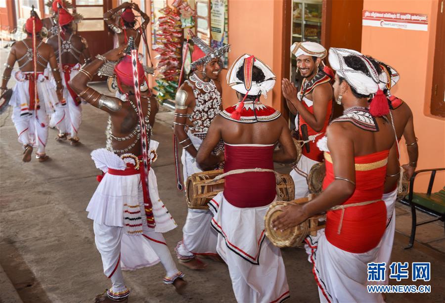 4��8�գ���˹�������ϲ������ճ�վ����������ʢװ�����ݴ�ͳ���裬��ף˹�ϲ���·�ӳ���һ����Ŀͨ�����»������ ���� ��