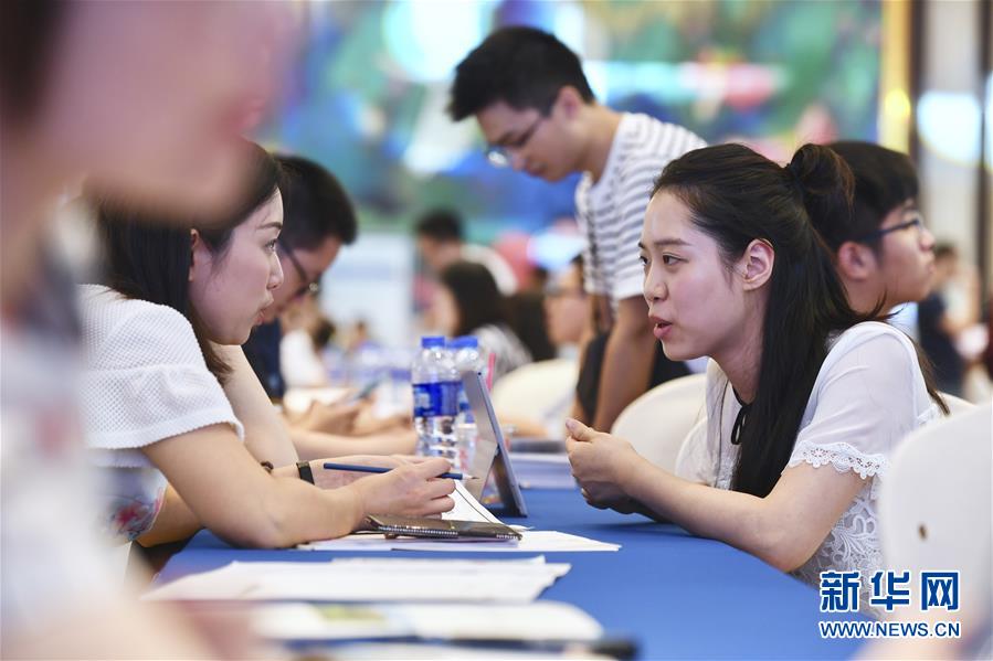 驻埃及使馆举行党旗照初心誓言唤使命七一主题党日活动