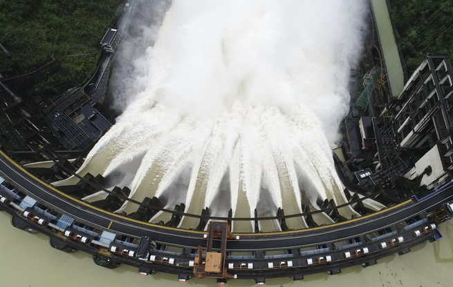 湖南凤滩水库全部13孔闸门开启泄洪