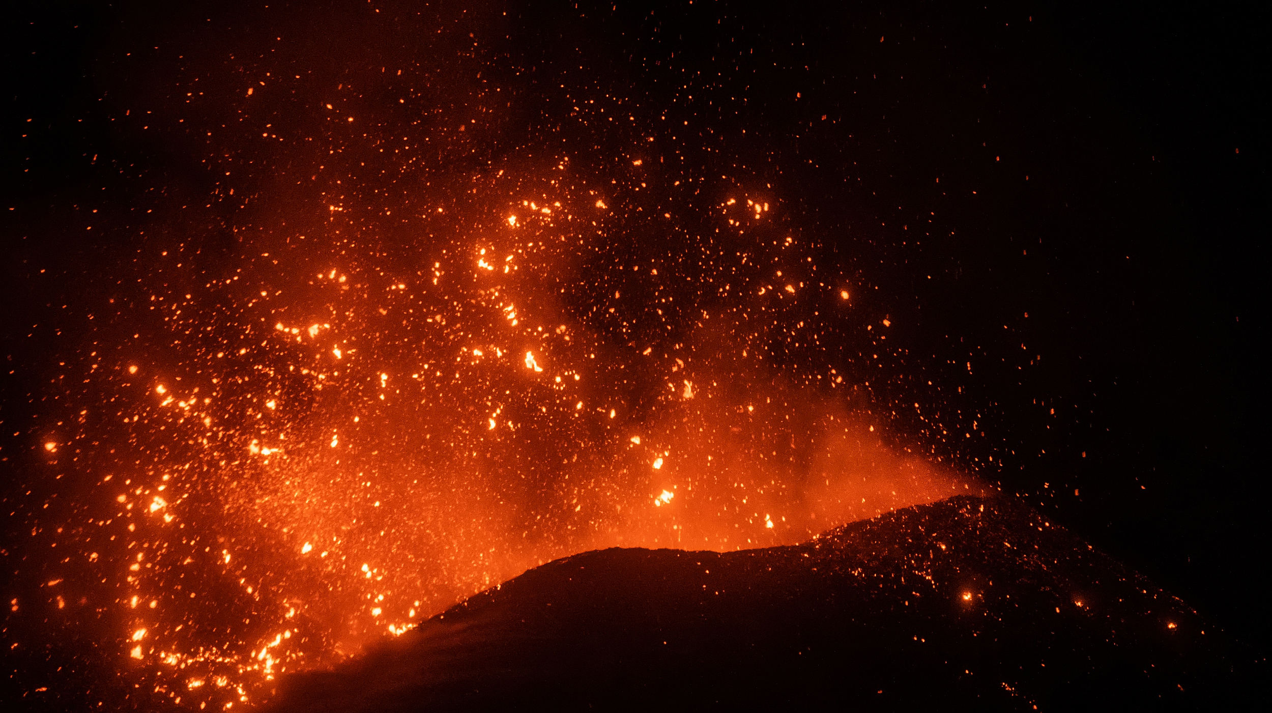 意大利埃特纳火山再次喷发 岩浆四溅