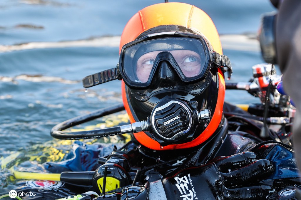 俄罗斯冰下潜水比赛精彩瞬间2