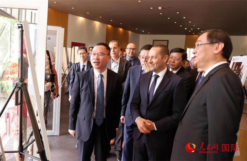 中摩代表参观援摩洛哥中国医疗队派遣50周年图片展。人民网记者 管克江摄