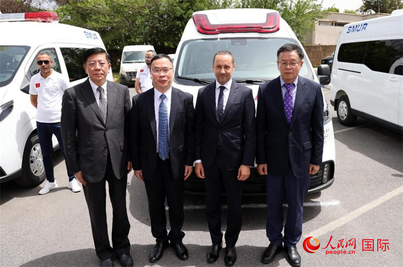 中方向摩方捐赠救护车。人民网记者 管克江摄