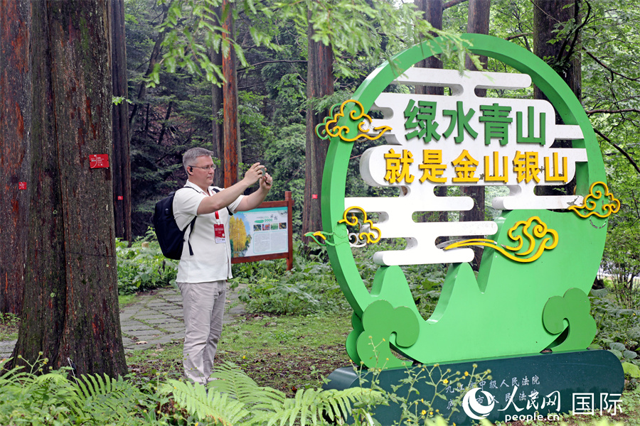 白俄罗斯记者联盟主席、明斯克新闻通讯社董事局主席安德烈·科里沃舍耶夫在庐山植物园内参观游览。人民网记者 赵益普摄