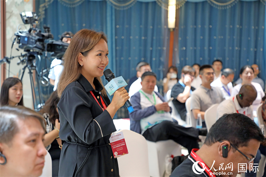 吉尔吉斯斯坦独立记者联盟记者阿依江在新闻茶座活动中提问。人民网记者 赵益普摄