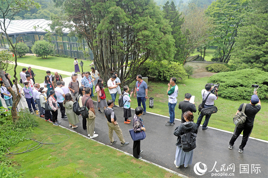 外媒记者参观庐山植物园。人民网记者 赵益普摄