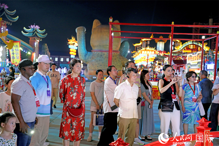 外媒记者在“九江之夜”休闲文旅街区观看表演。人民网记者 赵益普摄