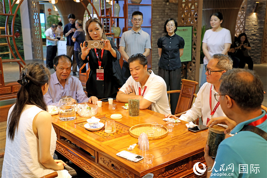 外媒记者在九江茶市体验品尝庐山云雾茶。人民网记者 赵益普摄