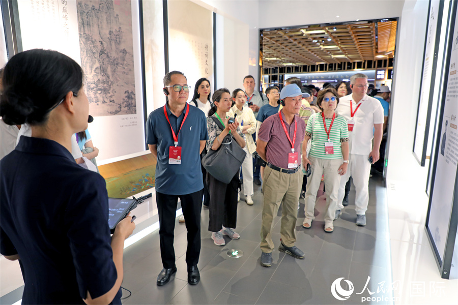 外媒记者在九江市国土空间规划馆听取讲解。人民网记者 赵益普摄