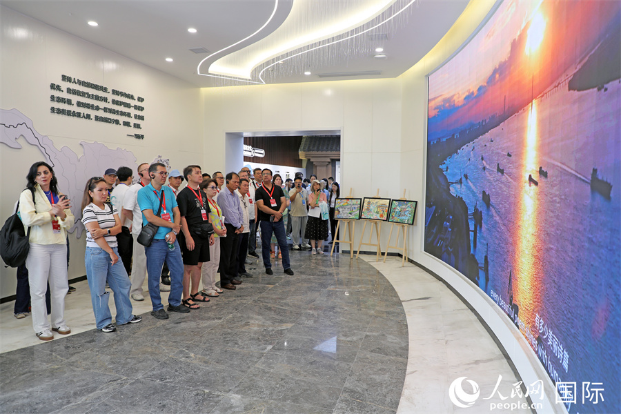 外媒记者在濂溪区双溪公园展馆内听取讲解。人民网记者 赵益普摄