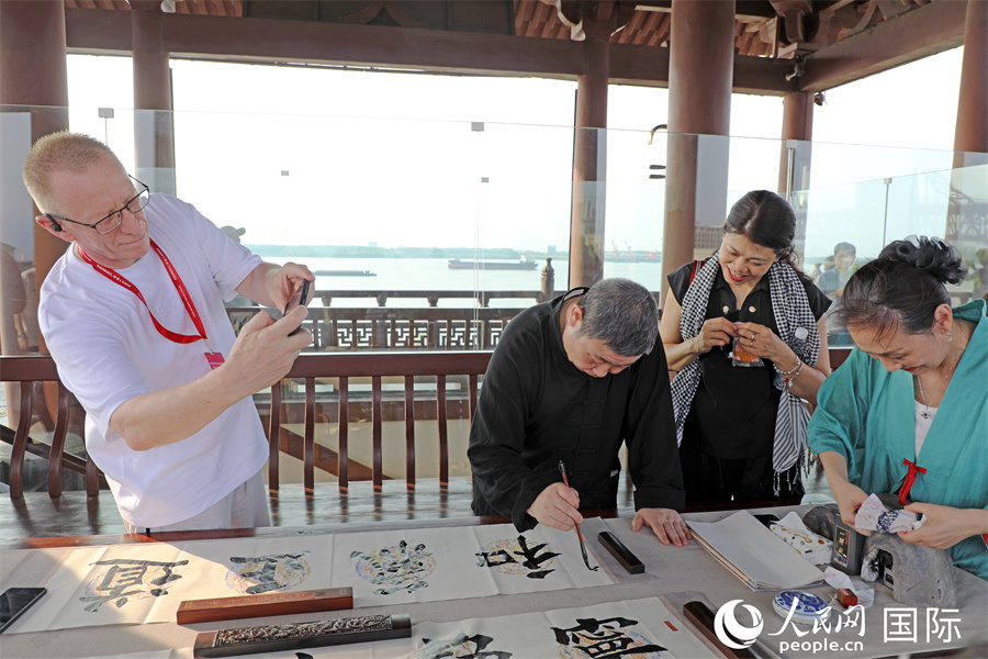 外媒记者在琵琶亭采访拍摄中国书法展示。人民网记者 赵益普摄
