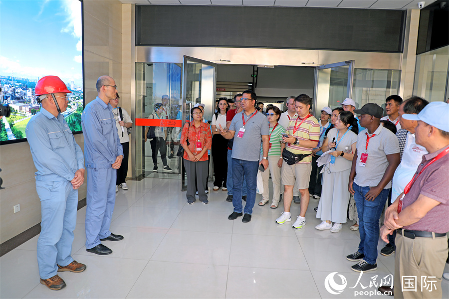 外媒记者在中国石化九江分公司采访中方员工。人民网记者 赵益普摄