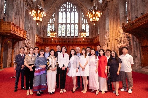 出席萧伯纳纪念活动的中英嘉宾在伦敦金融城市政厅内合影。李海明摄