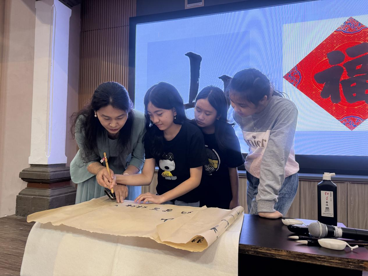 书法教学。巴陵康孔子学院供图