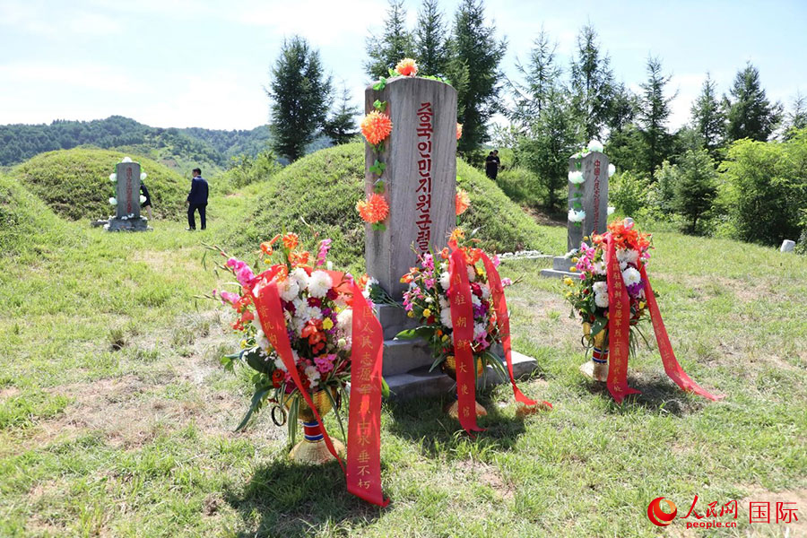 当地时间7月25日，中国驻朝鲜使馆祭扫球场郡中国人民志愿军烈士陵园。人民网记者 刘融摄
