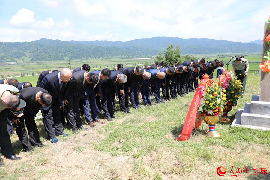 当地时间7月25日，中国驻朝鲜使馆祭扫球场郡中国人民志愿军烈士陵园。图为祭扫队伍向志愿军烈士墓碑鞠躬致礼。人民网记者 刘融摄