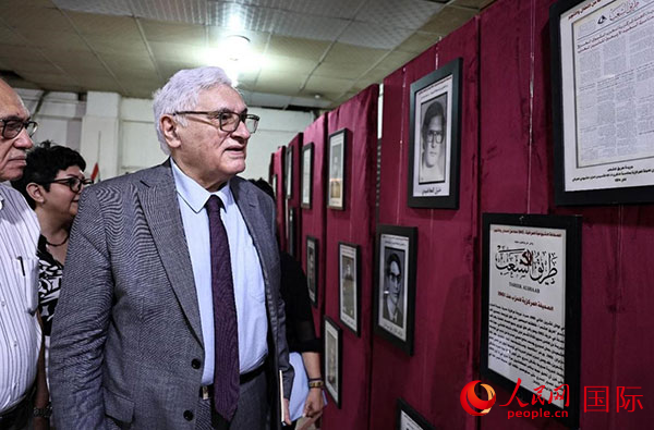 伊拉克共产党总书记拉伊德·法赫米（右一）在观看展览。人民网伊纳斯·易卜拉欣摄