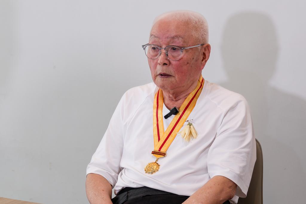 7月4日，101岁的薛树铮向记者讲述抗战时期为美军战机提供地勤服务的经历。 新华社发（陈居伟 摄）