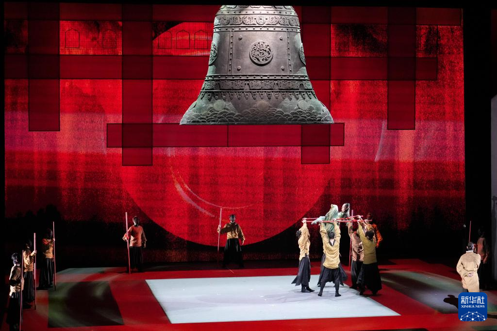 7月26日，上海大剧院演员在美国纽约林肯艺术中心“上海日”活动上表演原创舞剧《白蛇》。新华社发（章正浩摄）