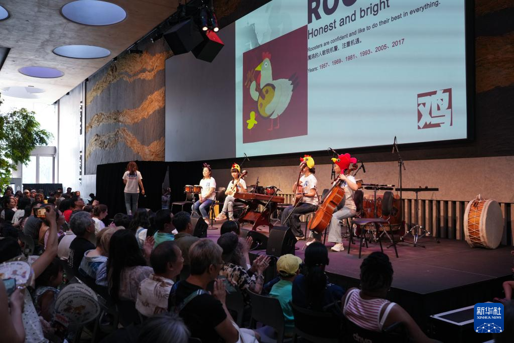 7月26日，人们在美国纽约林肯艺术中心观看上海民族乐团表演的《国乐中的十二生肖》。新华社发（章正浩摄）