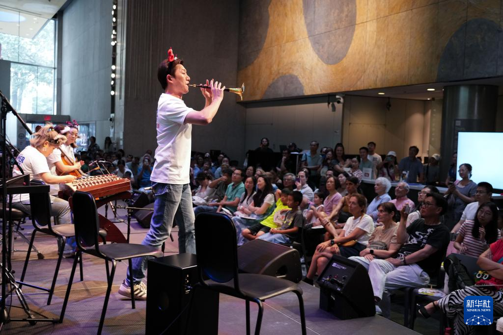 7月26日，人们在美国纽约林肯艺术中心观看上海民族乐团表演的《国乐中的十二生肖》。新华社发（章正浩摄）