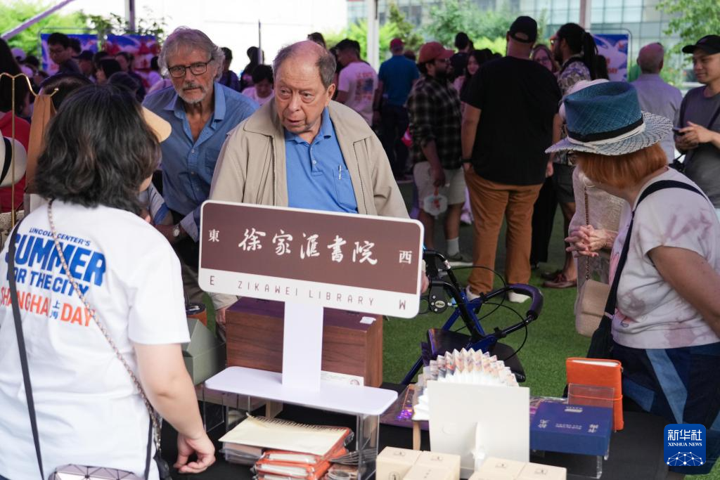 7月26日，人们在美国纽约林肯艺术中心“上海日”集市上购买文创产品。新华社发（章正浩摄）