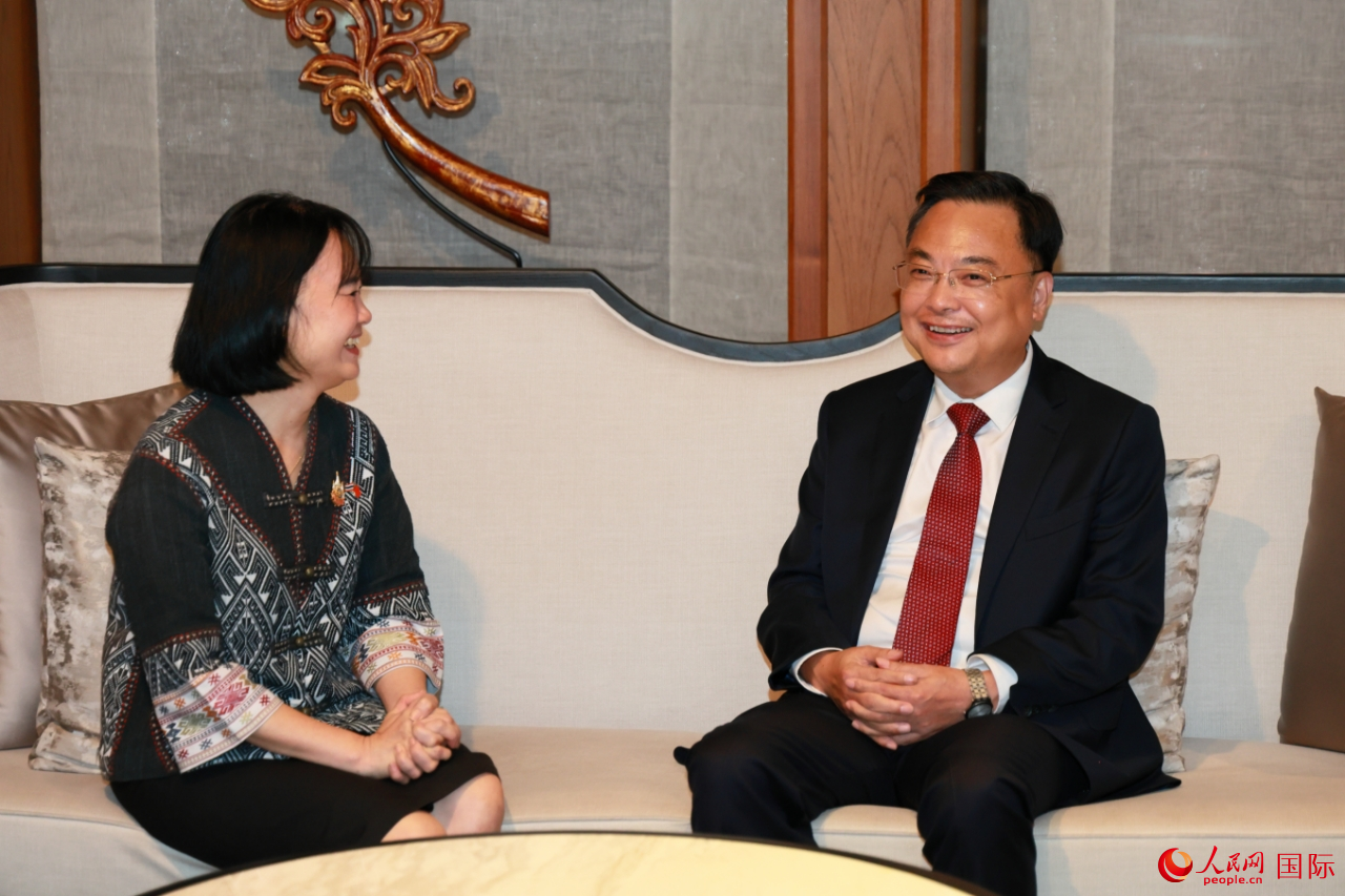 张建卫大使同泰国外交部东亚司副司长苹颂简短交流。人民网记者 白元琪摄