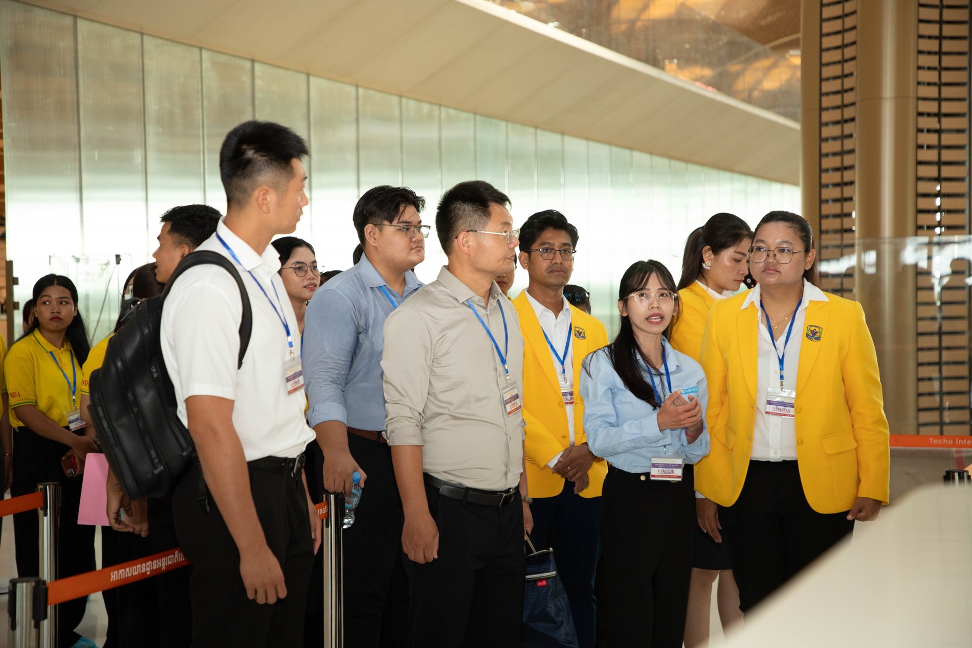 师生代表实地走访柬埔寨德崇国际机场项目。主办方供图