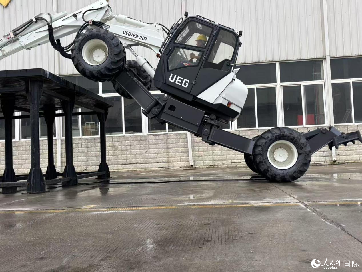 步履式挖掘机“钢铁螳螂”正在展示爬坡技能。人民网 周锦佳摄