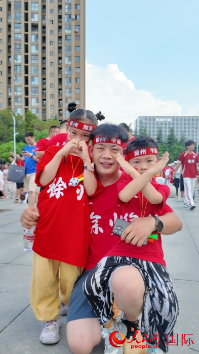 徐州市民赛前为徐州队加油。人民网 周锦佳摄