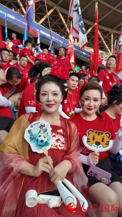 徐州市民张雨恒（左一）为球队加油。人民网 钟文兴摄