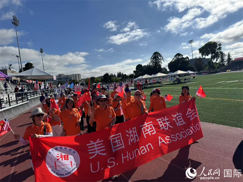旧金山湾区各同学会、同乡会组队参会 人民网记者邓圩摄