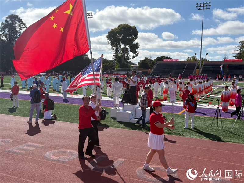 参会代表执中美两国国旗入场 人民网记者邓圩摄