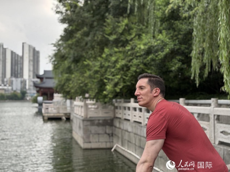 湖长明在运河旁远眺。人民网 周锦佳摄