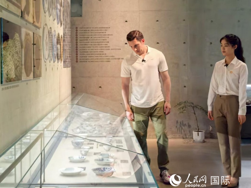 湖长明在城下城博物馆认真聆听讲解员的讲解。人民网记者 钟文兴摄