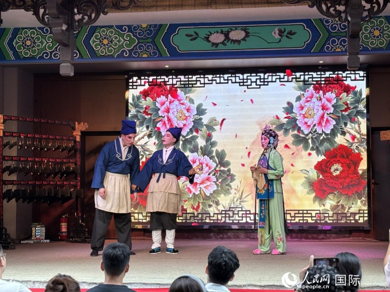 湖长明体验柳琴戏表演。人民网 周锦佳摄