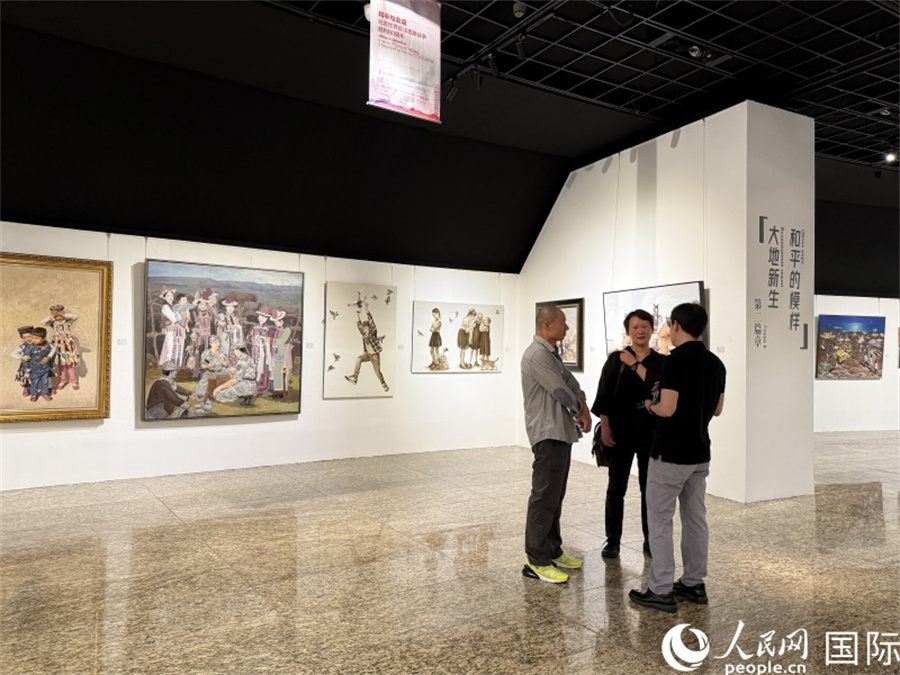 “多彩世界”中俄青年油画展暨“青春志”北京青年美术作品邀请展在北京中华世纪坛揭幕。人民网记者 杨倩摄