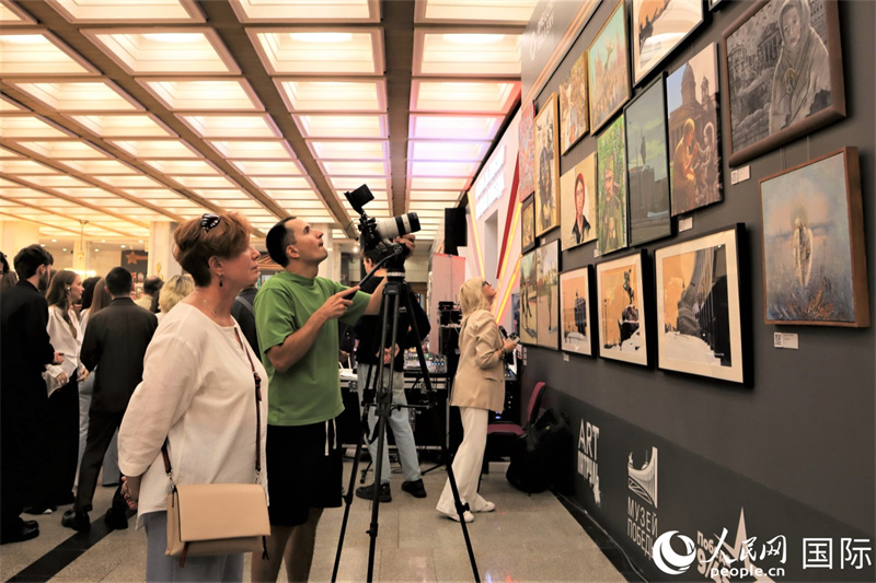 《艺术与和平——生命的伟大胜利》国际美术作品展开幕式现场。人民网记者 于宏建摄