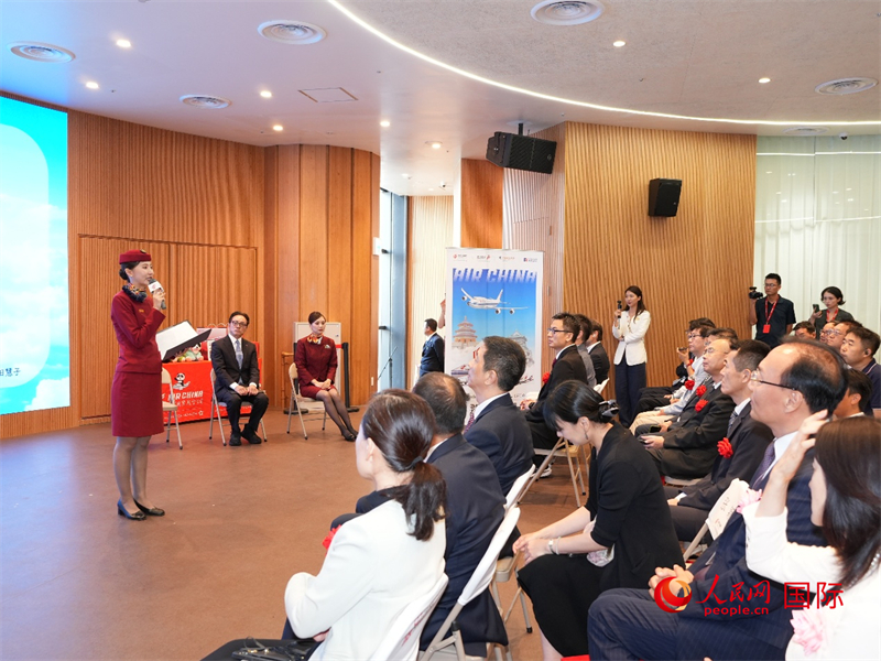 国航终身白金卡客户、日籍乘务员和地面服务人员代表分享动人瞬间。人民网 许可摄