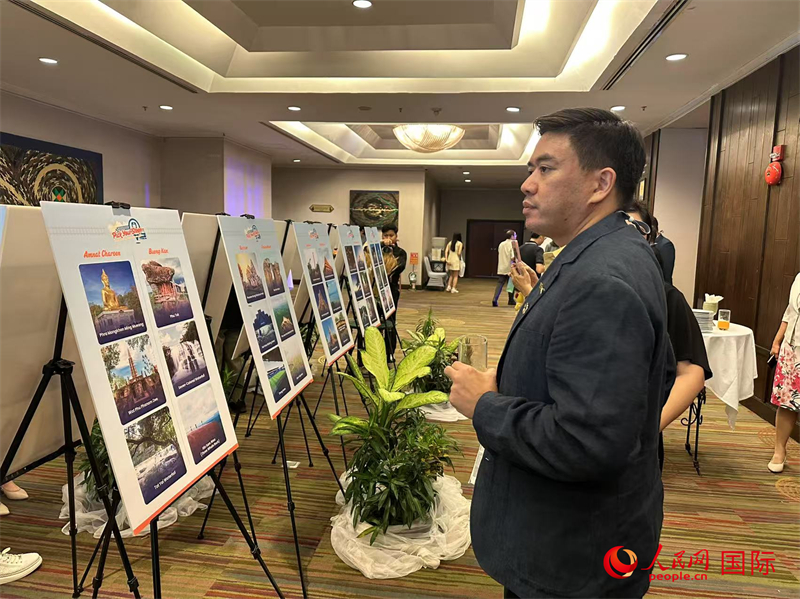 与会者观看泰东北十大旅游景点介绍。人民网记者 孙广勇摄