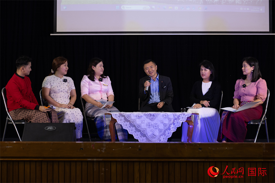 参会嘉宾就缅甸中文教育进行主题访谈。人民网记者 谢佳君摄
