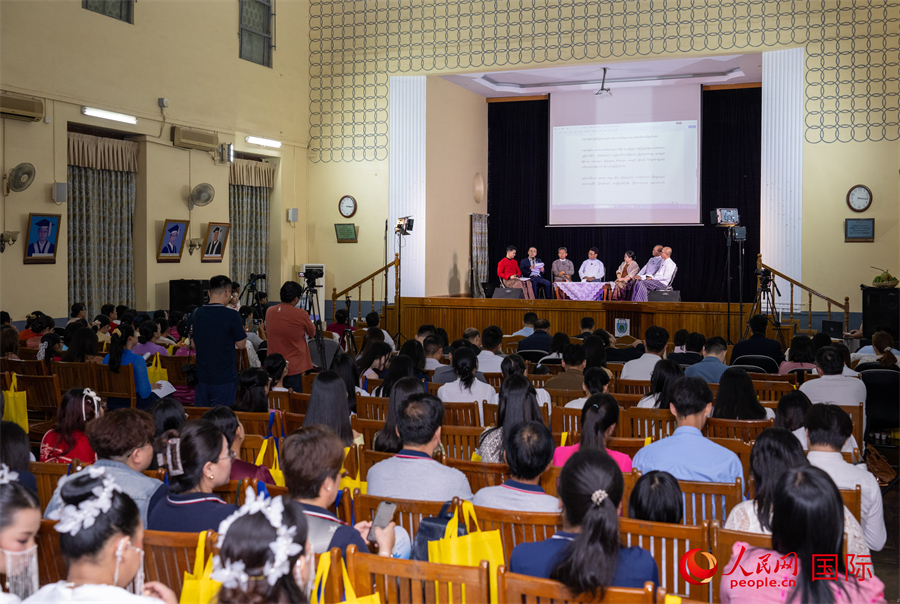 参会嘉宾就中缅传统文化进行主题访谈。人民网记者 谢佳君摄