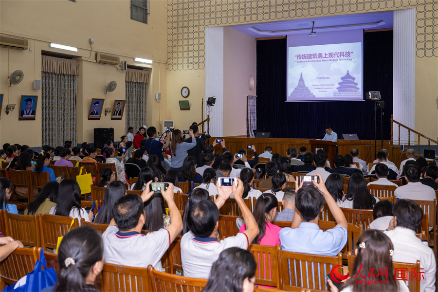 参会嘉宾就“传统建筑与现代科技”主题做报告。人民网记者 谢佳君摄