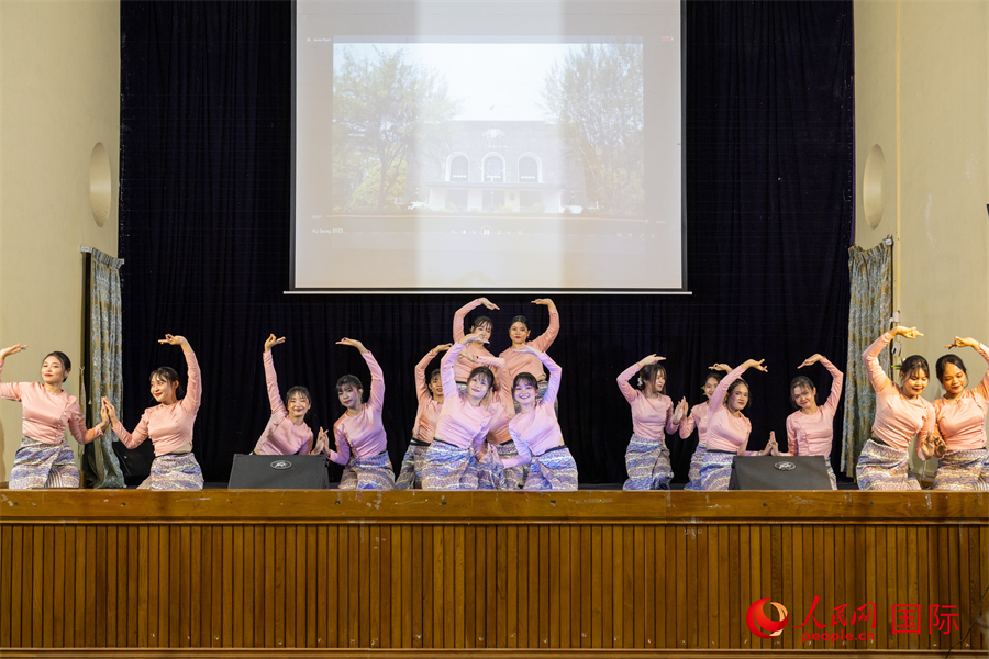 仰光大学学生在中缅文化交流会上表演。人民网记者 谢佳君摄