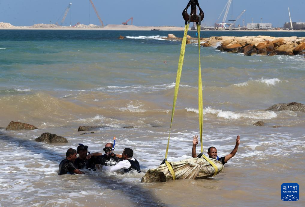 8月21日，在埃及亚历山大附近的海滨，打捞队员庆祝石刻雕像被打捞出水。新华社记者 隋先凯 摄