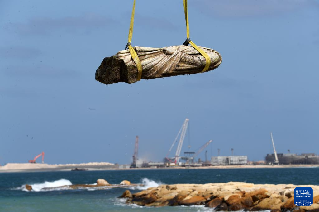 8月21日，在埃及亚历山大附近的海滨，石刻雕像被打捞出水。新华社记者 隋先凯 摄