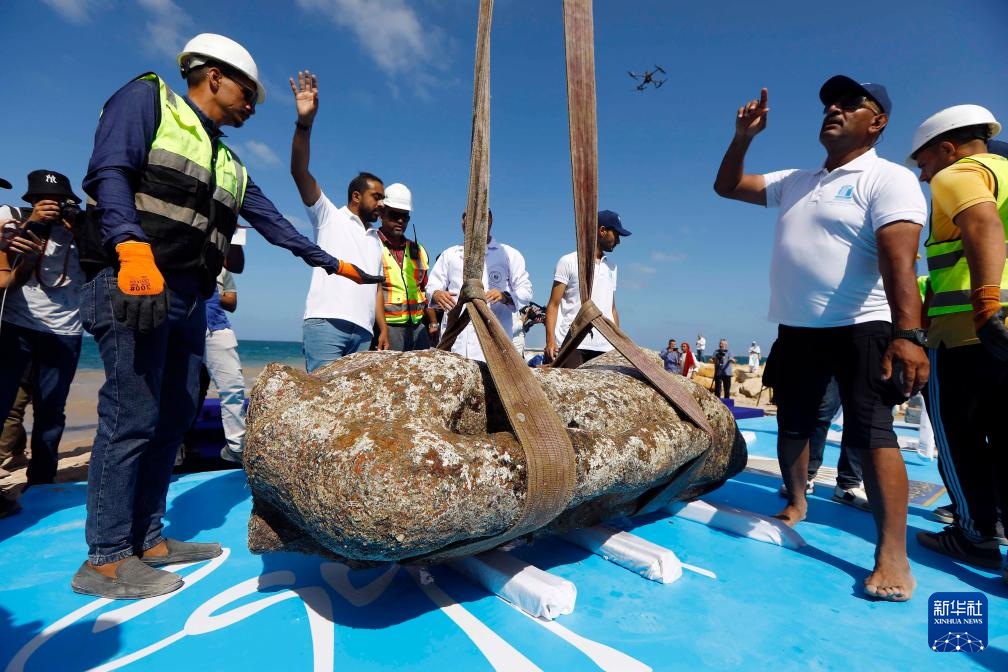 8月21日，在埃及亚历山大附近的海滨，工作人员帮助安放被打捞出水的石刻雕像。新华社发（艾哈迈德·戈马摄）